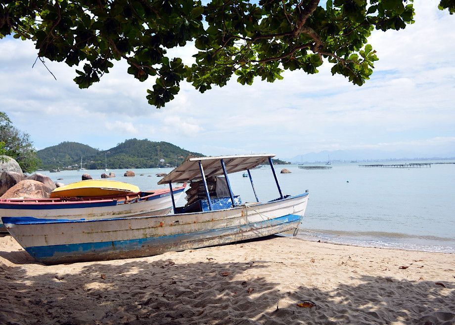 Playa con botes de pescadores en Florianópolis, Santa Catarina