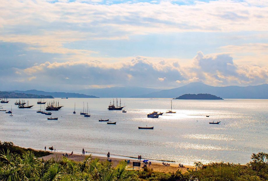 Atardecer sobre las playas de Florianópolis, Santa Catarina, Brasil