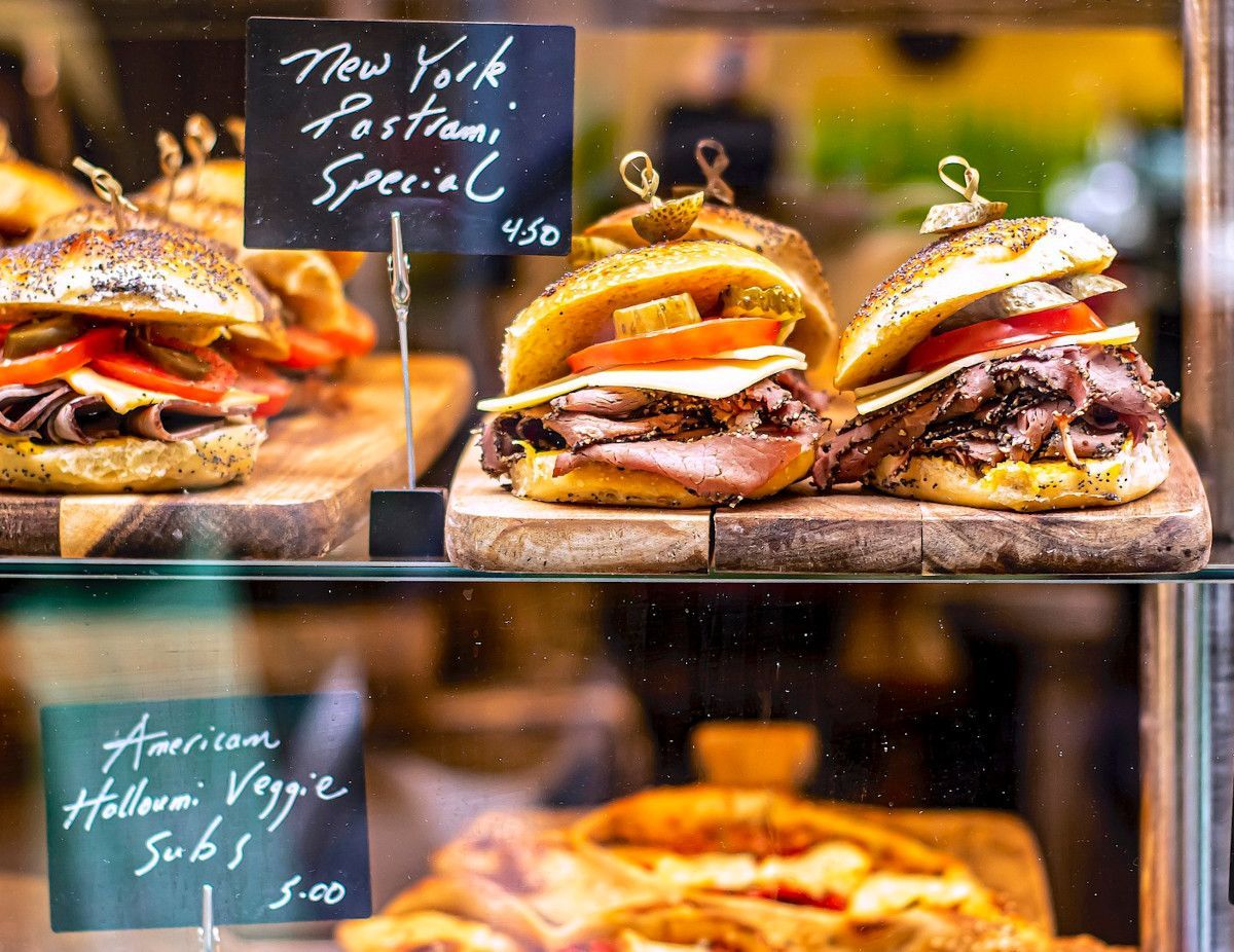¿Cuánto cuesta comer en Nueva York 2026? Precios desayuno, almuerzo y cena