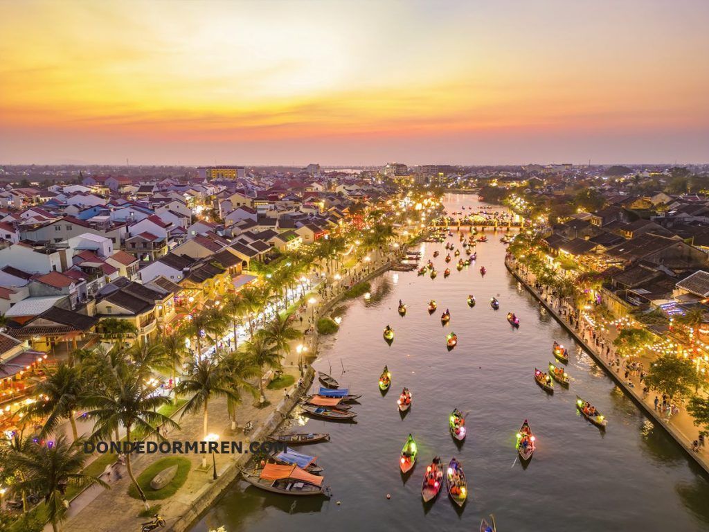 Vista aérea del casco antiguo de Hoi An al atardecer con el río Thu Bon y los tejados amarillos