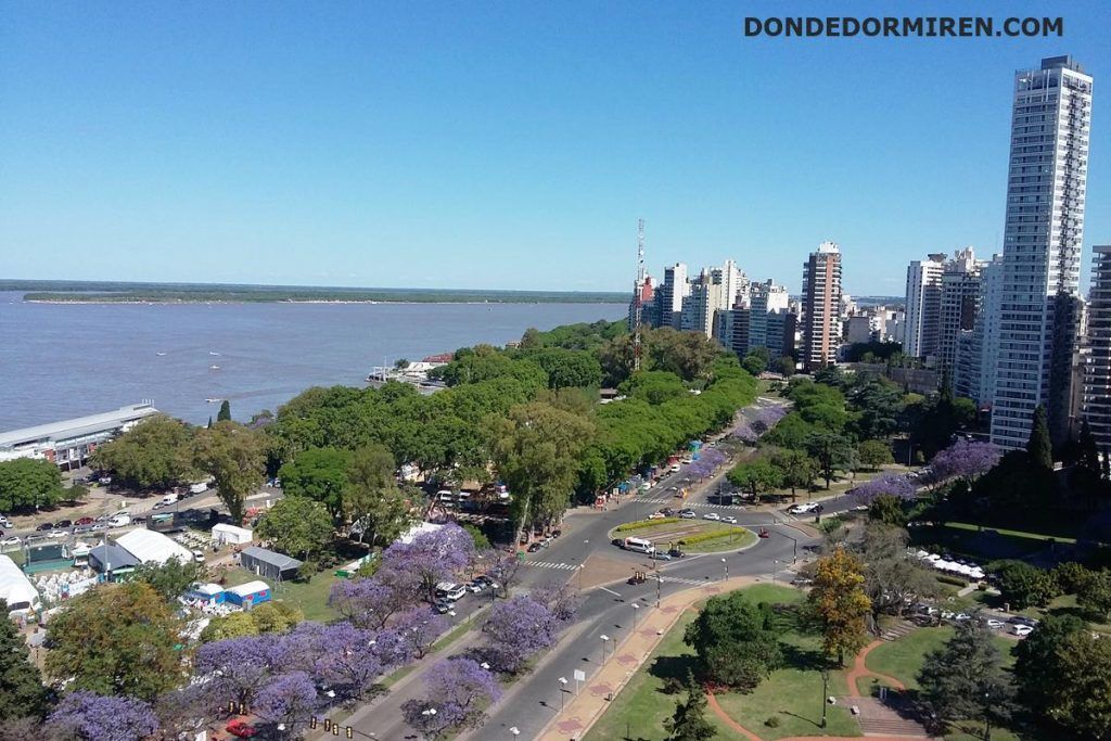 Vista aérea de Rosario junto al río Paraná, zona de Puerto Norte y Costanera