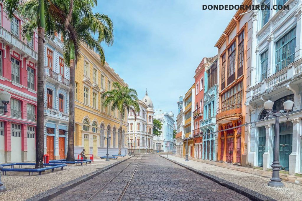 Rúa do Bom Jesus en Recife Antigo con sus fachadas coloniales de colores