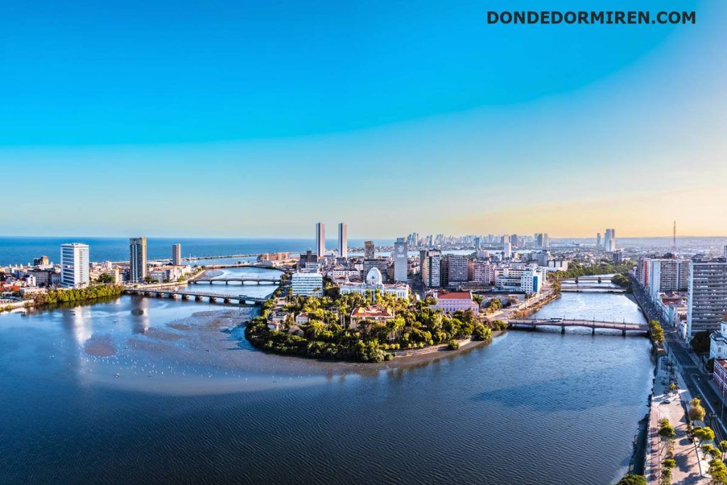 Vista panorámica de Recife con sus edificios frente a la playa de Boa Viagem