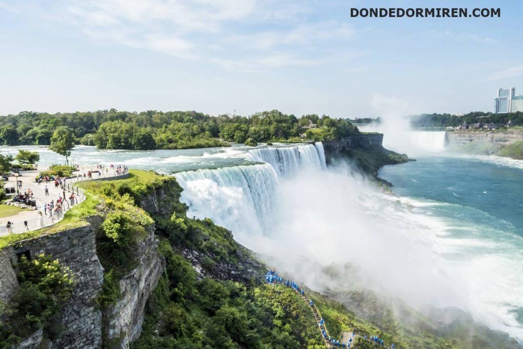 Las Cataratas del Niágara iluminadas de noche desde el lado canadiense