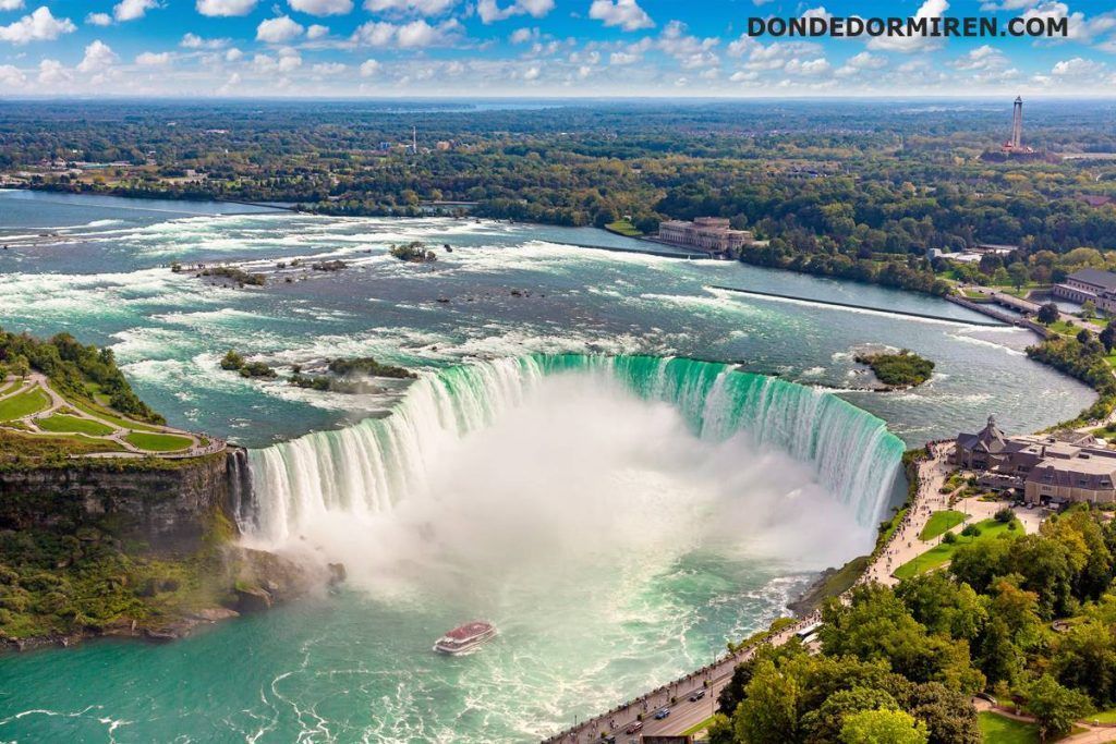 Vista aérea de las Cataratas del Niágara del lado canadiense con las Horseshoe Falls